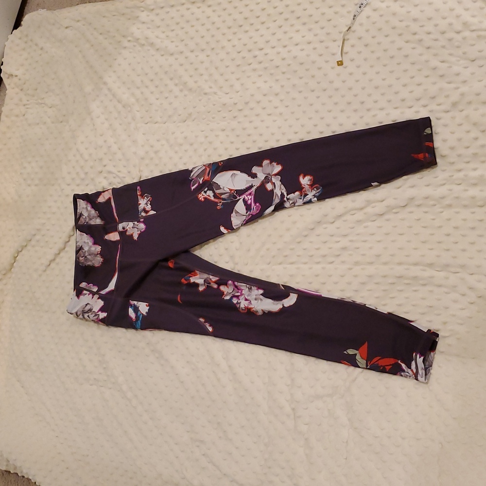 Athleta Stash Pocket Floral Salutation Tight in Powervita Regal Plum XS - Picture 2 of 7
